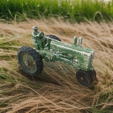 VINTAGE JOHN DEERE TRACTOR WITH DRIVER DIE CAST ORIGINAL FINISH MADE IN USA 1950