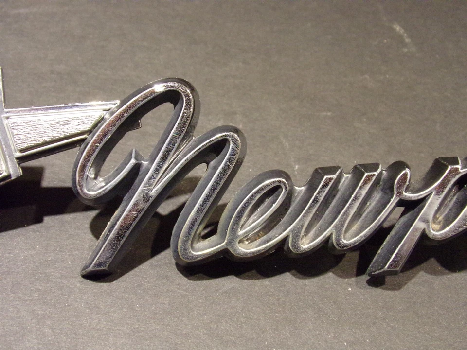 1969 Chrysler Newport Emblem OEM 2901358 - Imagem 3 de 4
