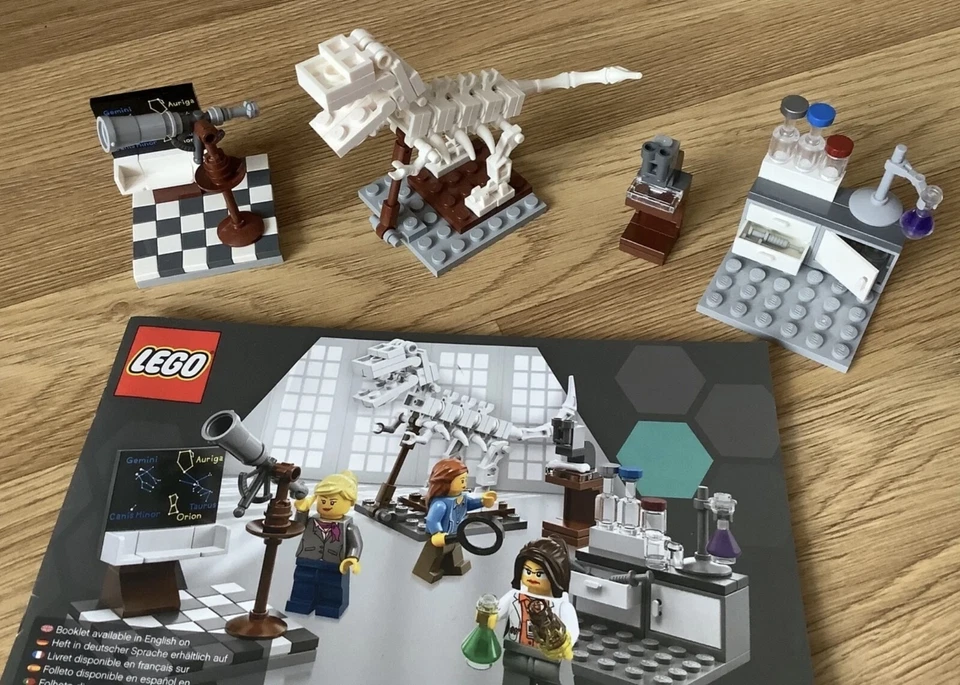 LEGO Ideas 21110 Research Institute, photo 2 of 5