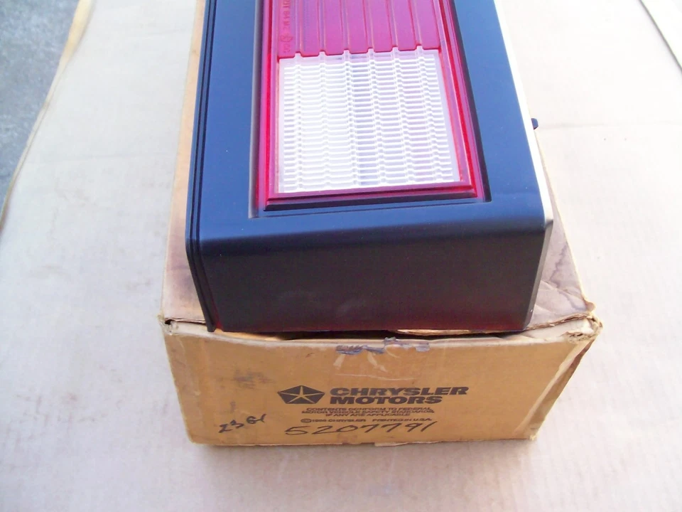 NOS MoPar 1985 1986 1987 Plymouth Turismo lado izquierdo LÁMPARA TRASERA 5207791 Foto 3 de 4