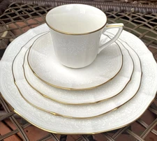 NORITAKE IVORY FLORAL CHANDON GOLD TRIM  4 - 5 PIECE PLACE SETTING NEW
