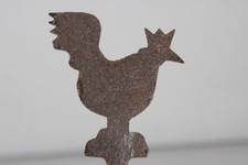 A FINE 18-19TH C PA GERMAN WROUGHT IRON ROOSTER BETTY LAMP HOLDER IN OLD SURFACE