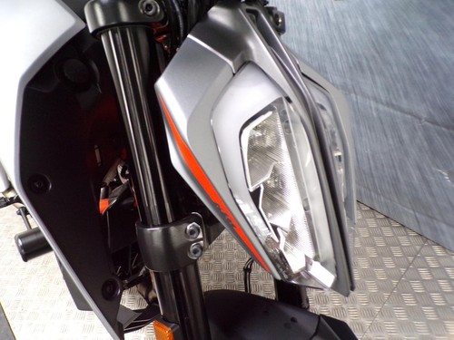 2023 KTM 125 DUKE WITH ONLY 2053 MILES FROM NEW  - Picture 18 of 20