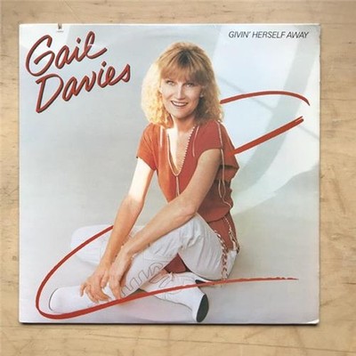 GAIL DAVIES GIVIN' HERSELF AWAY LP WITH INNER SLEEVE - SMALL SAW CUT - 1982 USA