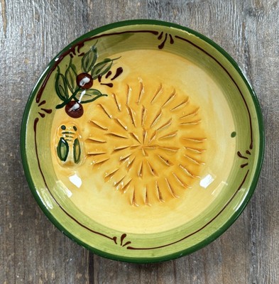 Terres Et Couleurs Garlic Grinding Dish Yellow Green w/Black Olives & Bee 4.75 