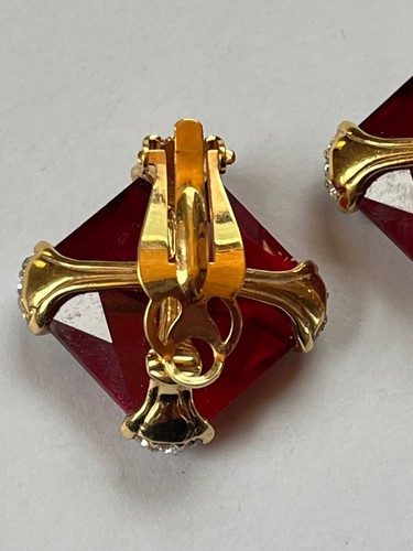 Stunning Swarokvski Swan Signed Rich Red Square Glass w Goldtone Cross & Clear - Picture 6 of 14