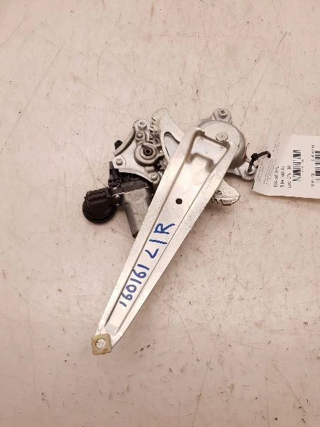 08-15 MONTAJE REGULADOR VENTANA TRASERA LADO CONDUCTOR SCION XB  Foto 2 de 4