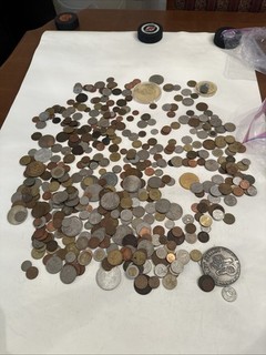 Lotto monete 6 2 libbre estere mondiali USA assortite gettoni vintage transito vecchia scatola completa