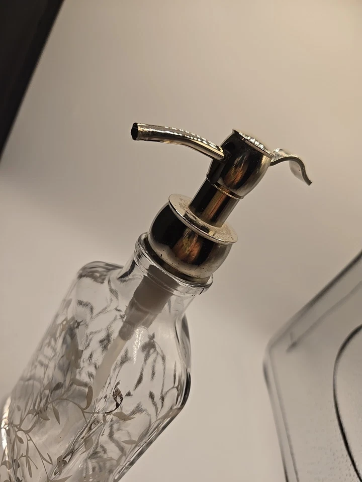 DISPENSADOR DE JABÓN GRANDE ESTILO VINTAGE DE VIDRIO, BOMBA DE NÍQUEL PLATA CEPILLADA 9 pulgadas de alto Foto 4 de 4