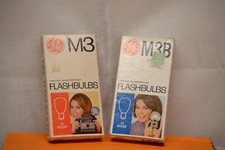 15 VINTAGE FLASH BULBS AND 2 ROLLS OF C110 FILM