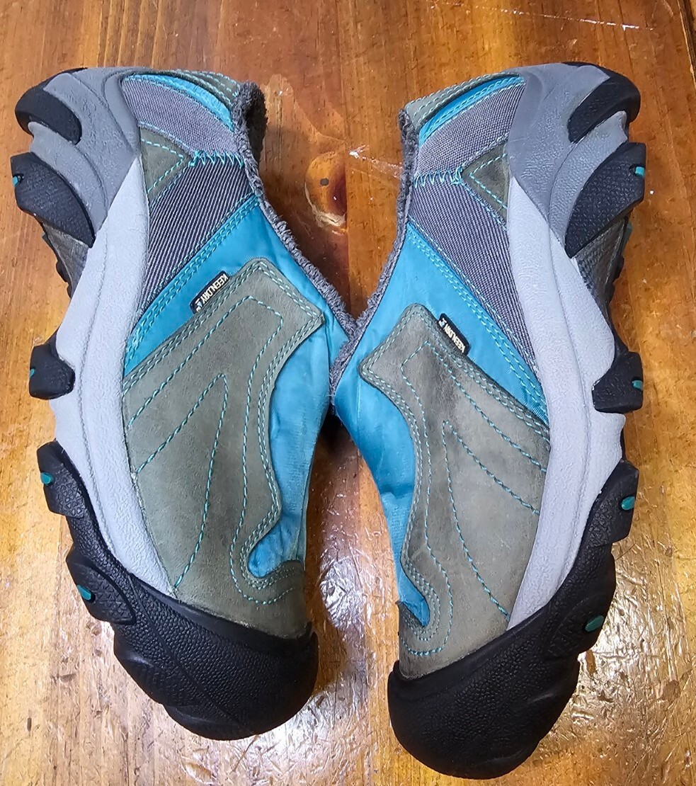 Zoccoli slip on caldi Keen da donna taglia 8 5 US scarpe da trekking facili blu grigie