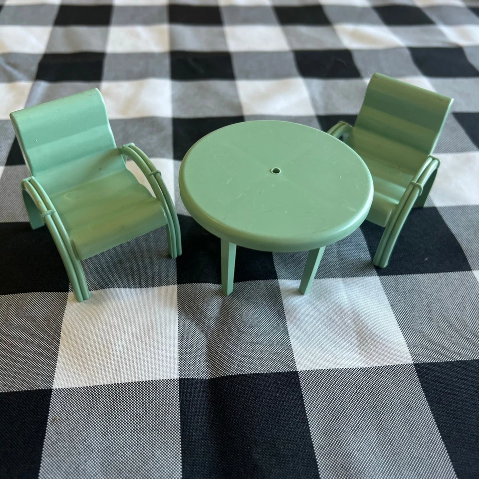 Juego de sillas de mesa de patio de plástico verde azulado miniatura Marx MCM de colección años 50 casa de muñecas Foto 2 de 3