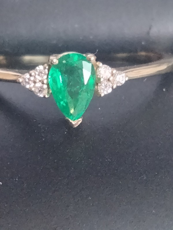 14kt Pear shape Emerald and 6 Diamond Ring Size 8 1/2