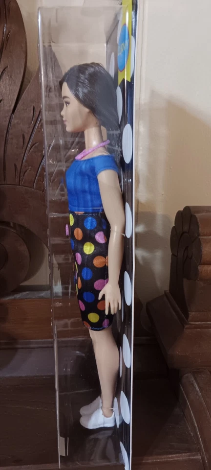 Ano 2016 Barbie Fashionistas #51 Boneca Asiática Curvy DVX73 em Vestido Divertido Bolinhas - Imagem 4 de 4