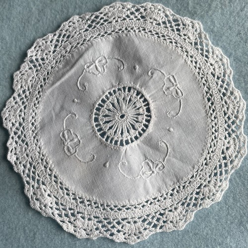 Vtg doilies three round white table doilies 2 Small 1 L English country House - Picture 8 of 8