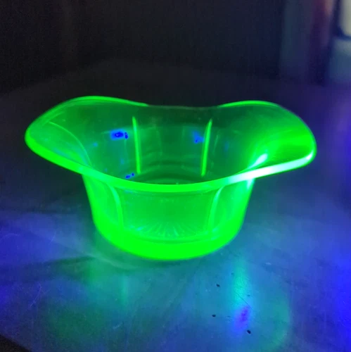 VINTAGE GREEN Uranium DEPRESSION GLASS CANDY / NUT DISH