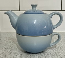 LE CREUSET STEINGUT K&Uuml;STENBLAU TEE F&Uuml;R EINE STAPELTASSE & TEEKANNE