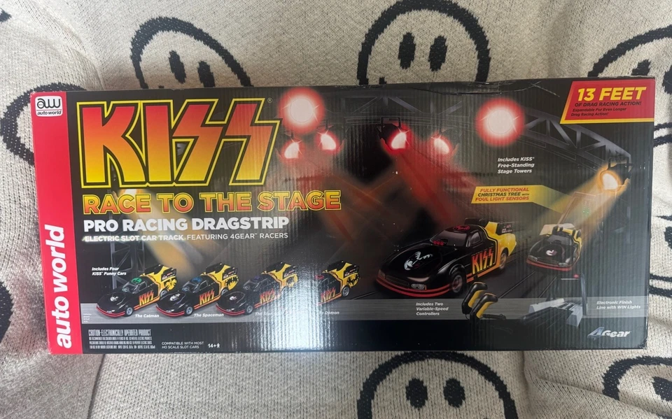 Juego de carreras de arrastre KISS Race To The Stage de Autoworld Foto 2 de 4