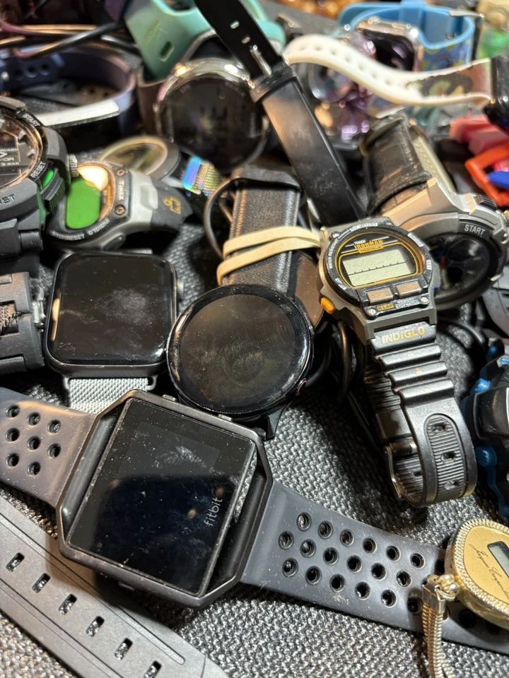 Lote de (35) relojes digitales/fitness Apple, Samsung, Timex, Ironman, Fitbit sin probar Foto 2 de 4