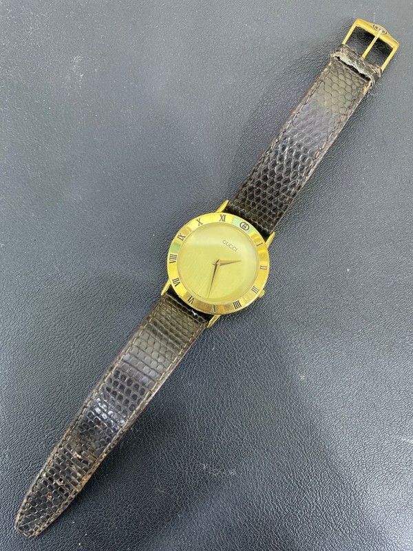 Gucci 3000.2M Men's Watch 34.3mm Black Dial Gold Bezel Vintage Used QUARTZ