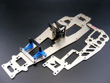 Telaio principale e vassoio radio Kyosho 1/10 SuperTen FW03 vintage 1995 con bracci sterzo