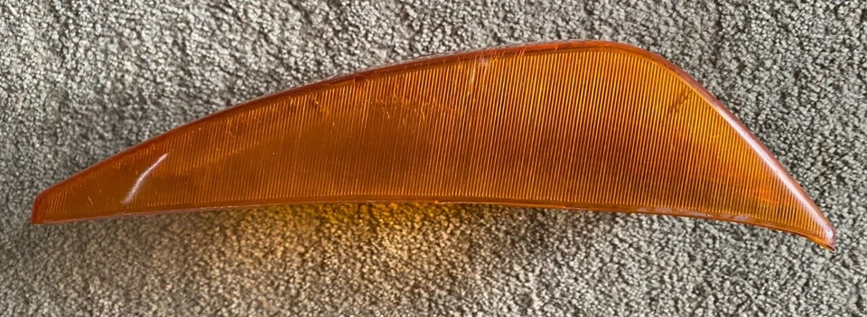 Lente de luz giratoria. Sedán Saab 99 1975-76. Delantero izquierdo Foto 2 de 4