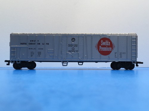 HO Scale “Swift Refrigerator” 50' Box Car / 4244 Bachmann/ Silver & Brown #4 - Picture 9 of 12