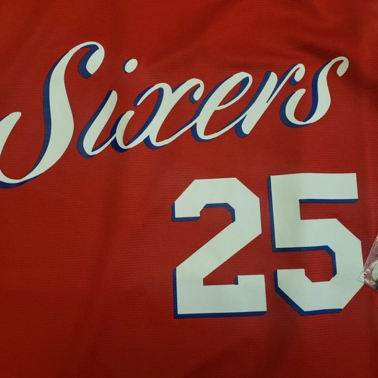 Camiseta Fanatics Masculina Tamanho Grande NBA Philadelphia 76ers Ben Simmons #25 Vermelha - Imagem 2 de 4