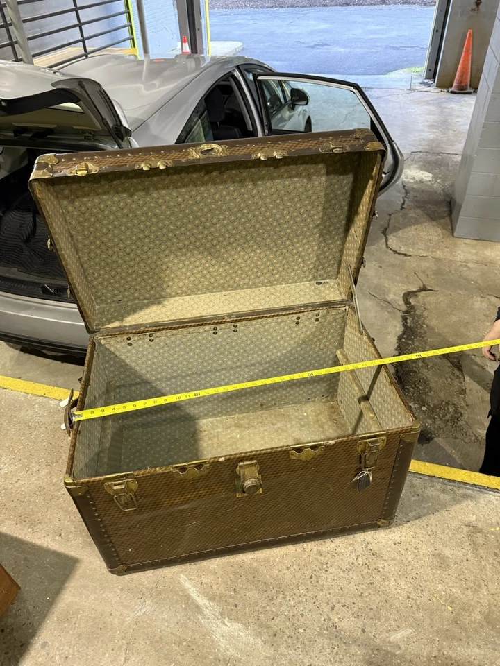 Antiguo maletero de vapor Belber Traveling Goods marrón con estampado de monograma Foto 2 de 4