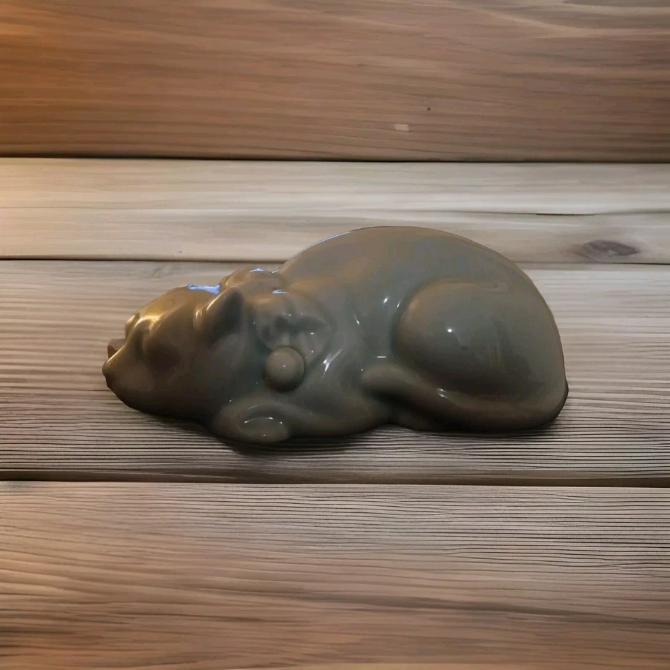 Estatuilla de gato dormido de cerámica japonesa Celadon Nemuri Neko Okimono mediados de siglo  Foto 3 de 4
