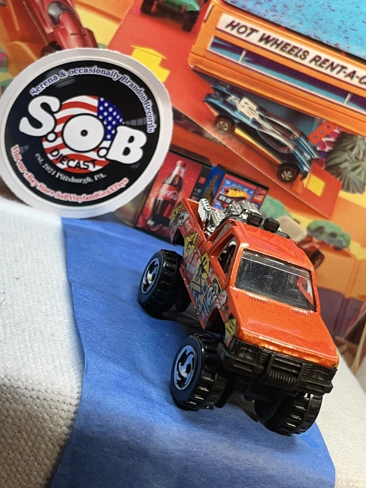 Nissan 1987 carrocería dura camioneta 4x4 naranja diecast 1:64 casi nueva Hot Wheels Foto 3 de 4