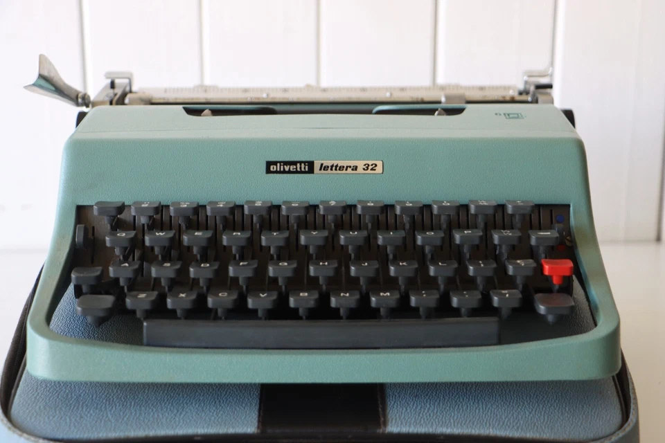 Máquina de escribir vintage azul Olivetti Lettera 32 - Estuche original - En perfecto estado de funcionamiento Foto 3 de 4