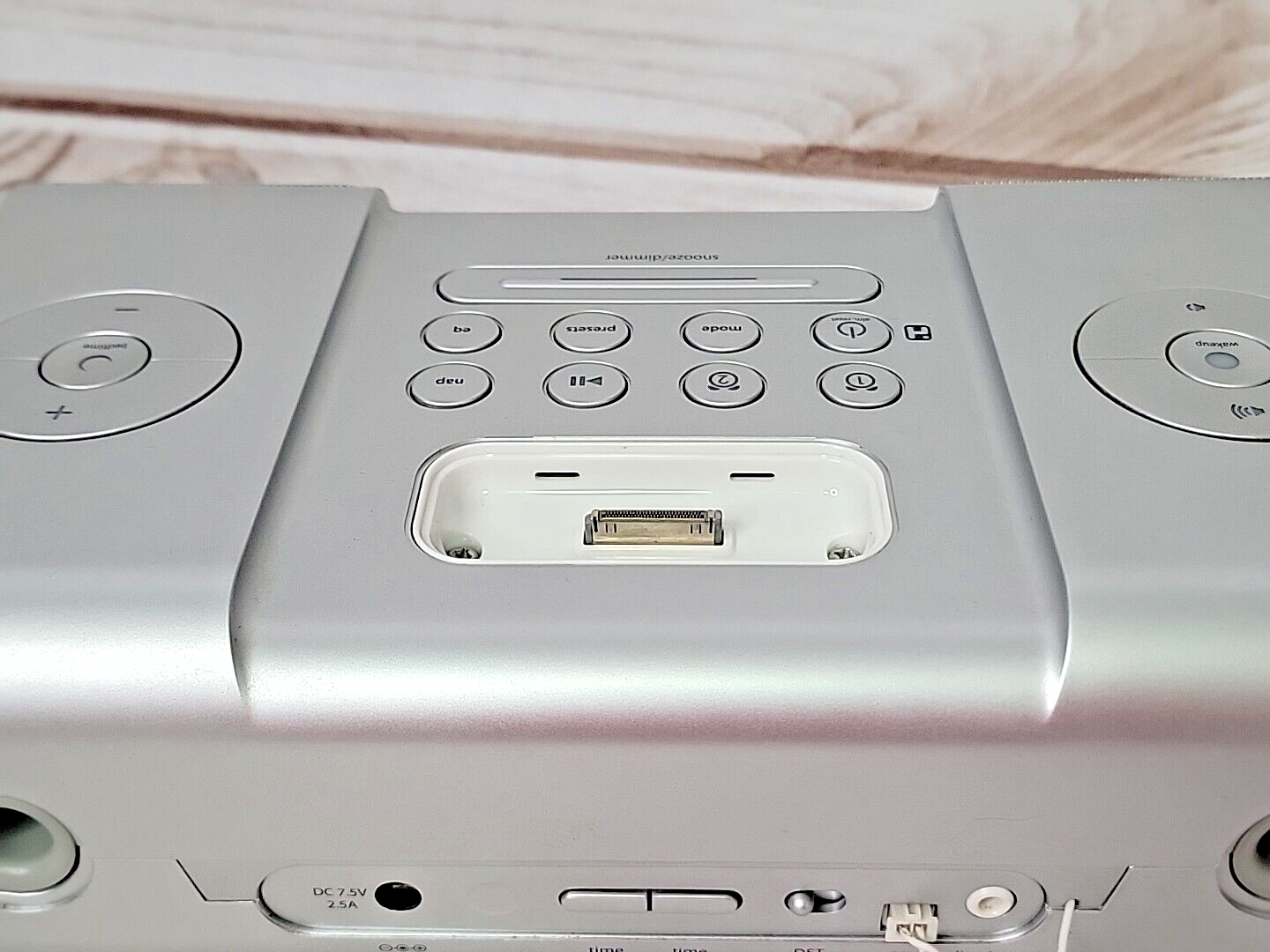 iHome Clock Radio AM FM Model iA9 Vintage iPod iPhone Docking Charging