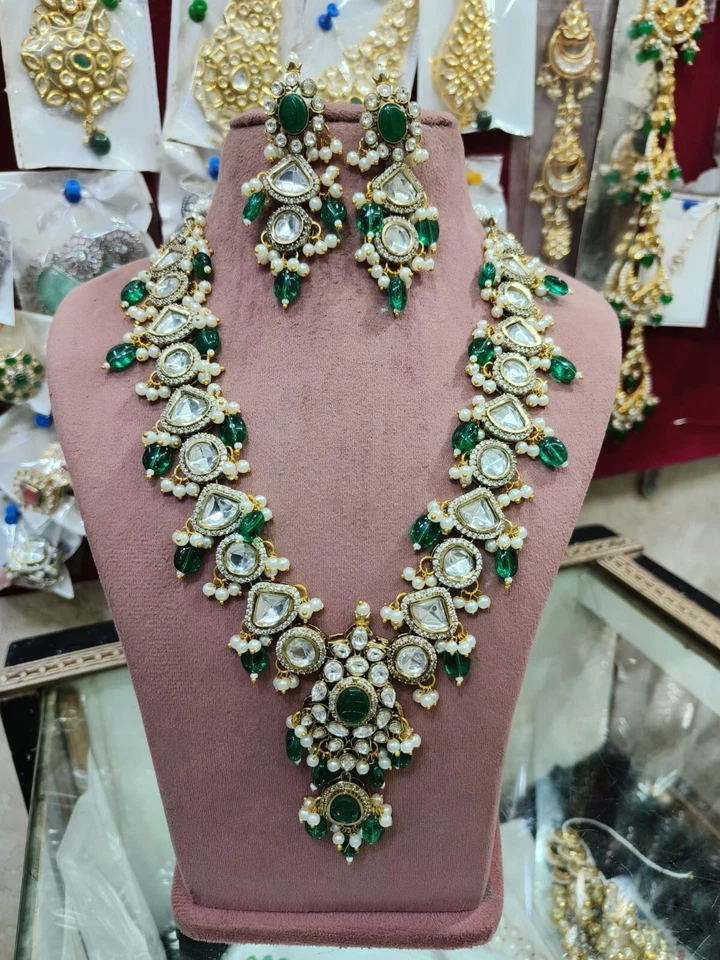 Elegante juego de pendientes collar nupcial indio chapado en oro verde largo AD CZ. Foto 2 de 3