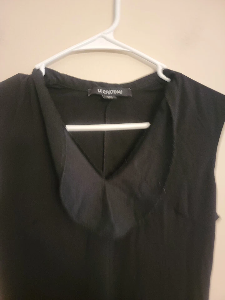 Vestido negro sin mangas Le Chateau para mujer talla pequeña Foto 4 de 4