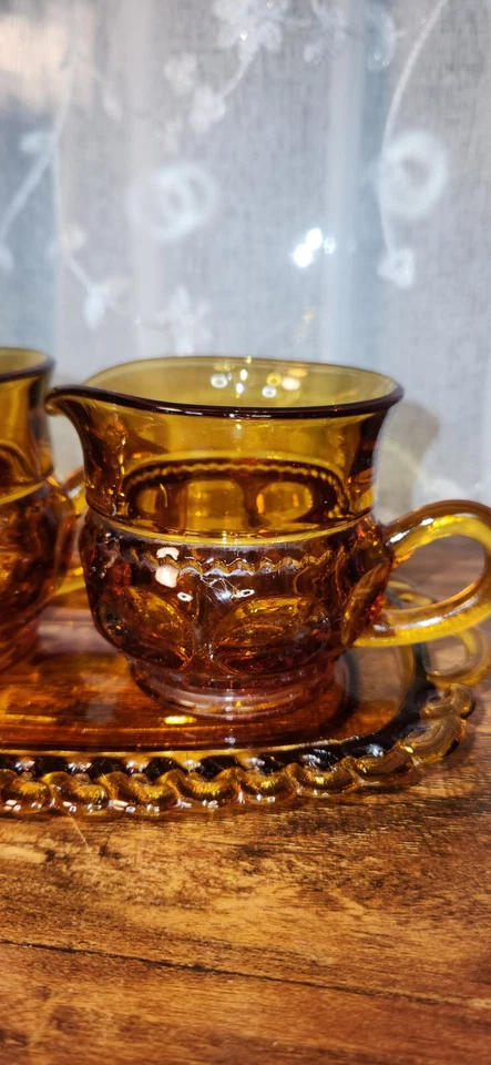 Crema y azúcar con huella digital corona reyes cristal ámbar Indiana de colección con placa base Foto 3 de 4