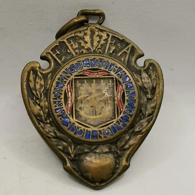 MEDAILLE FFFA 1921 ASSOCIATION LIGUE PARISIENNE DE FOOTBALL / 35*28mm 8.5g - Photo 1/2