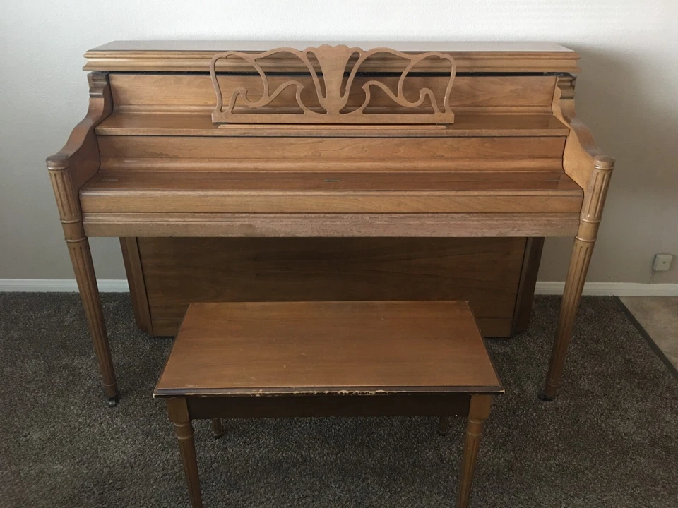 Piano vertical Sohmer con banco, arce, usado, muy buen estado, necesita afinación. Foto 2 de 4