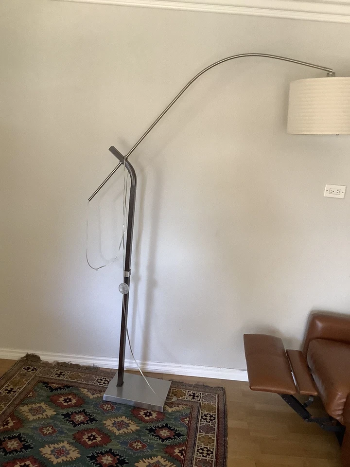 Lámpara de pie ajustable de arco moderno Mid-Century con base Foto 3 de 3