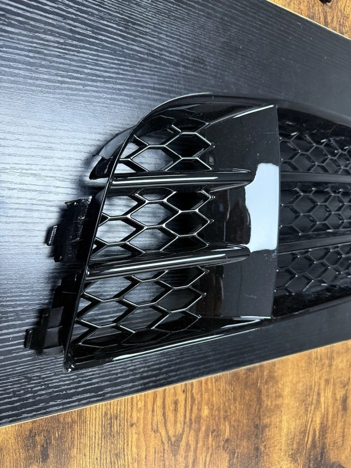 2013-2015 AUDI RS5 LOWER RIGHT PASS. SIDE FRONT BUMPER GRILLE OEM 8T0807682F - Image 3 of 4