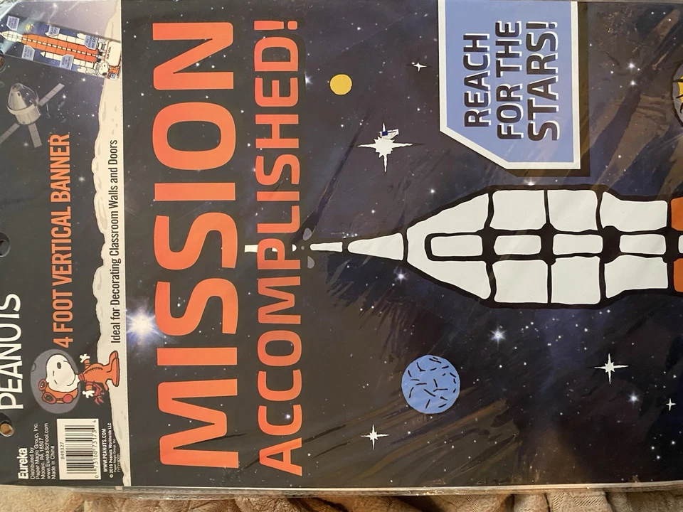 Banner vertical de 4 pies Snoopy Peanuts Mission Accomplished Foto 2 de 2