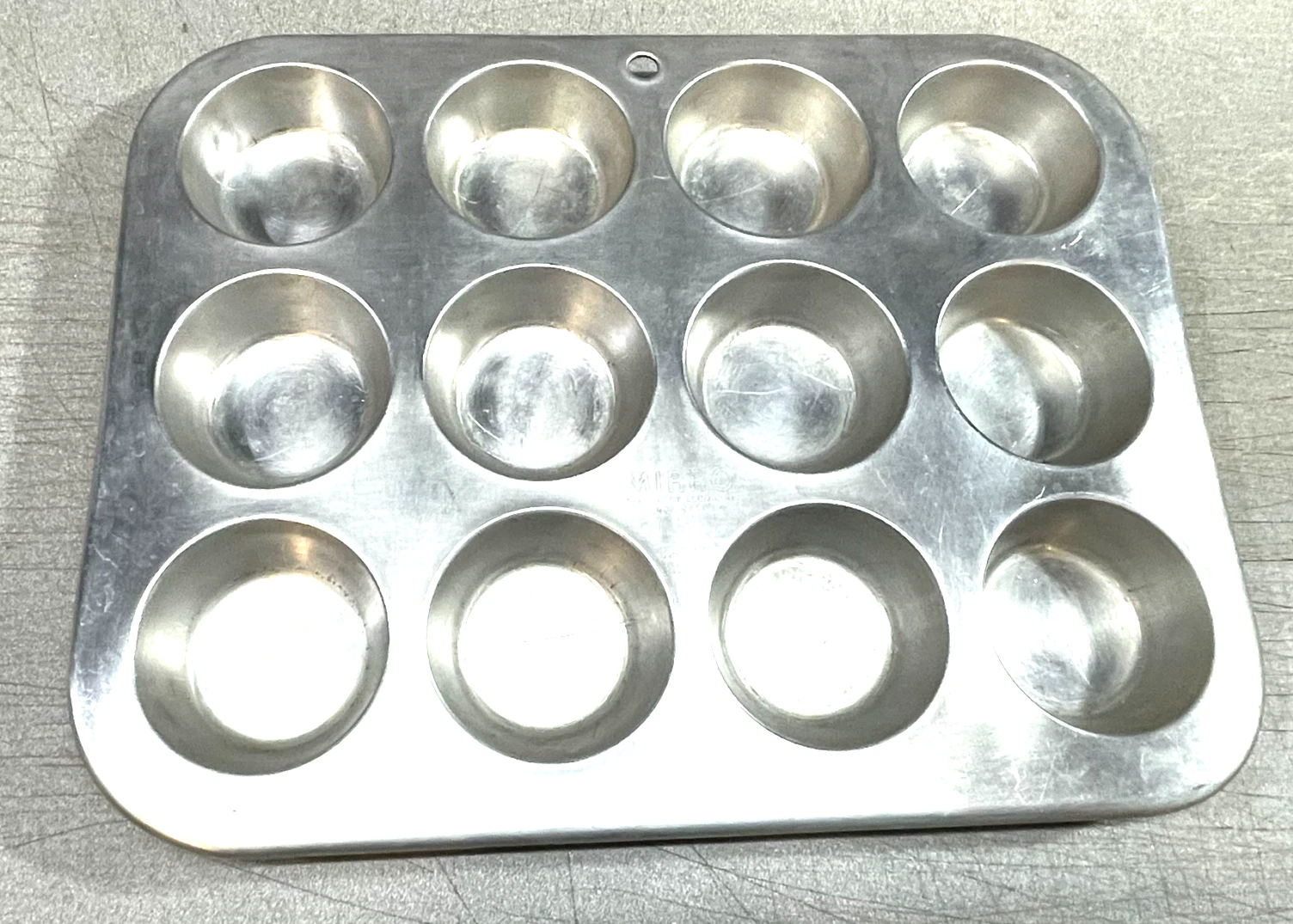 Mirro Vintage Muffin Aluminum Cupcake Pan 162M USA 12 Hole 13x10x1 1/4"
Opens in a new window or tab