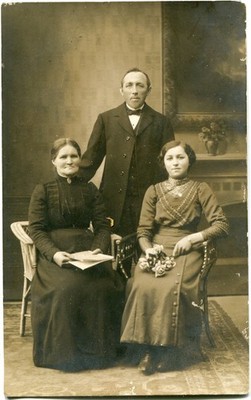 Original photo postcard Gardelegen mother/father/daughter in photo studio Brockhaus 10s