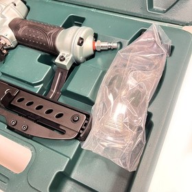 Hitachi Air Power Tool 1  1/2" Stapler Gun 70-120 Psi With Case N 3804AB3(S)