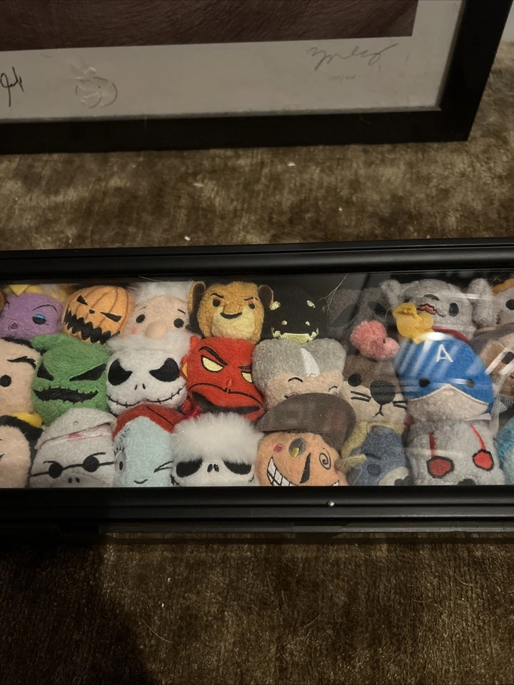 Pieza de arte Disney - Lote de 75+ peluches raros Disney Tsum Tsum en caja de sombra - Fuera de existencia Foto 3 de 4