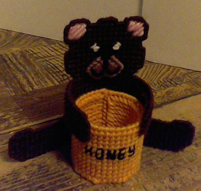 HONEY BEAR -- PICK ME UP PAL -- BASKET HUGGER IN PLASTIC CANVAS