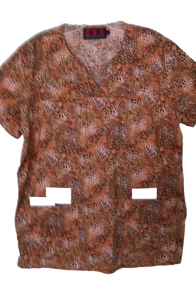 Exfoliantes uniformes Beverly Hills marrón diseño geométrico talla grande Foto 3 de 4