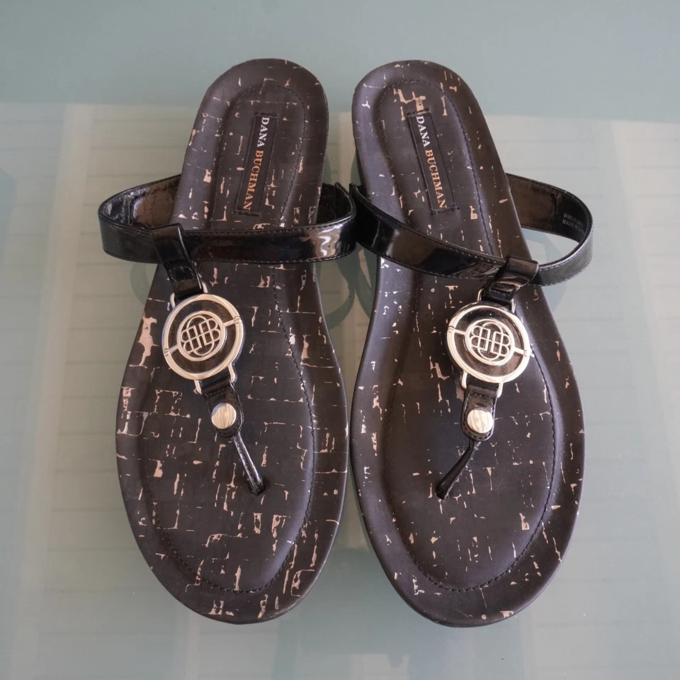 Sandalia Tanga Mujer Dana Buchman – Negra, Plateada Detalle Logo - 8.5M Informal Chic Foto 2 de 4