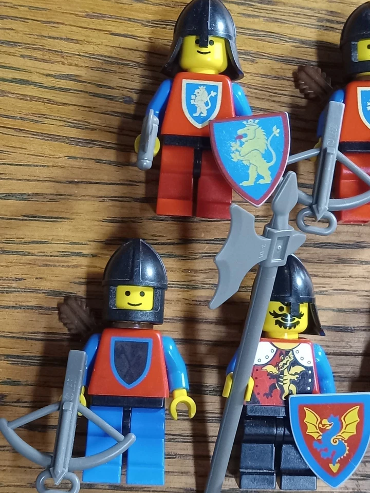 Lego Classic Castle Knights Minifigure Lot Wolfpack Cape Shield Plume  Crusader - Image 3 of 4