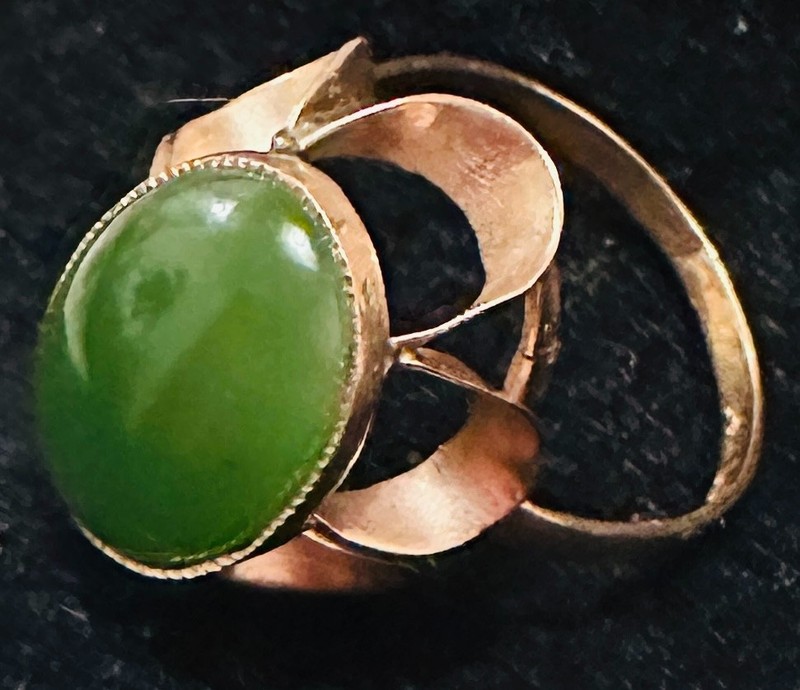 14k Yellow Gold Jade Ring Size 7.75 Oval Cabochon Crown Design Unique Rare OOAK